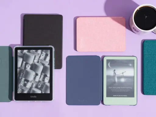 Różne etui na Kindle Paperwhite 4: zielone, różowe, granatowe, turkusowe. Obok kubek kawy.