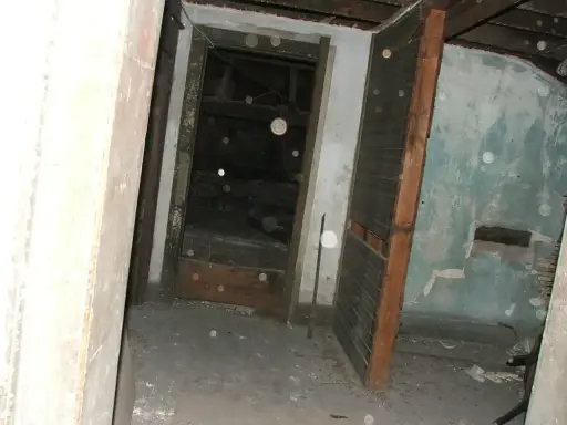 Mroczne wnętrze, drzwi do ciemności, ślady po farbie na ścianach. Czy to jedno z nawiedzonych miejsc w Polsce?