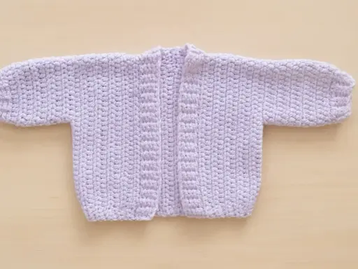 Chaqueta de bebé tejida a mano, color lila. Ideal para 6 meses, con un diseño sencillo y cálido.