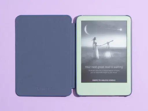 Granatowe etui na Kindle 11 obok zielonego czytnika. Na ekranie Kindle grafika z kobietą i teleskopem.