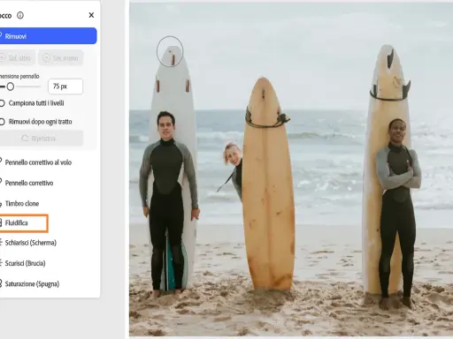 Interfaccia di Photoshop con strumento Fluidifica selezionato, pronto per ritoccare surfisti sulla spiaggia.