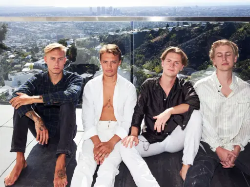 Medlemmar av Hov1 sitter på en balkong med utsikt över Los Angeles.