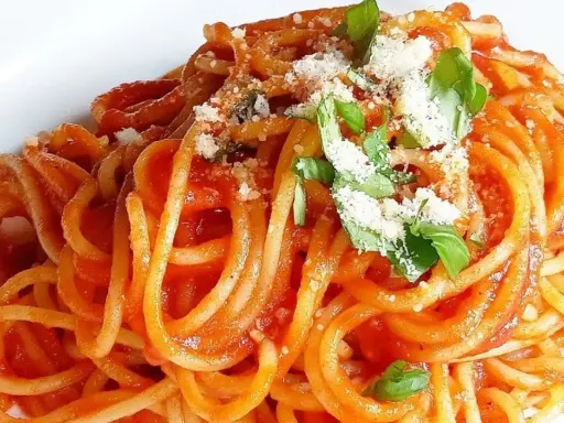 Spaghetti po niemiecku: Szybki przepis na sycący obiad? Odkryj smak!
