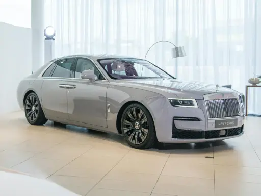 Szary Rolls-Royce Ghost w salonie. Zastanawiasz się nad jego cena? Luksus na kołach.