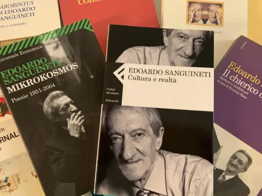 Libri di Edoardo Sanguineti, tra cui "Mikrokosmos. Poesie 1951-2004", esplorano la sua opera.