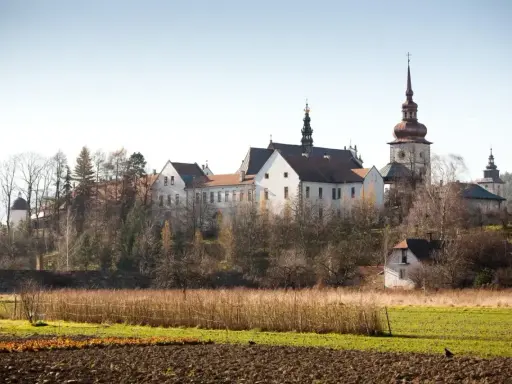 Stary Sącz atrakcje: malowniczy zespół klasztorny na wzgórzu, otoczony zielenią i polami.