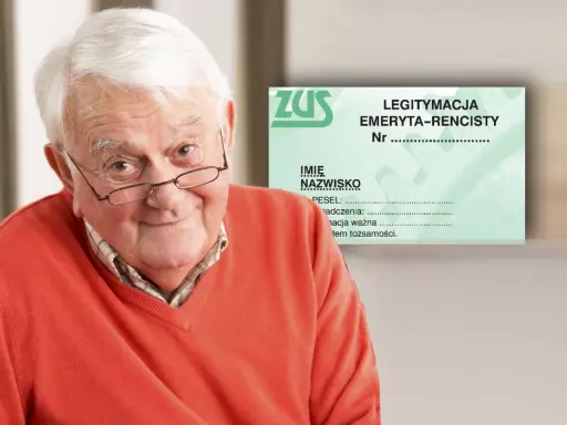 Uśmiechnięty starszy pan z okularami prezentuje legitymację emeryta wojskowego ZUS.