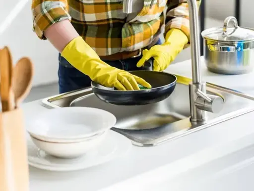 Jak usunąć przypalenia ze spodu patelni? Domowe i chemiczne sposoby