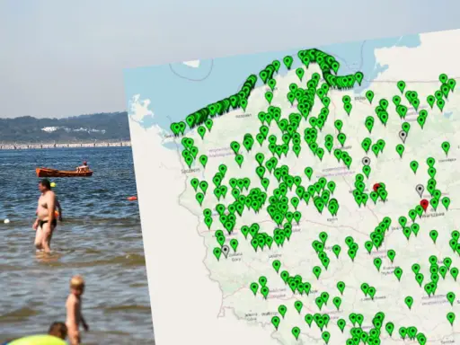 Ludzie kąpiący się w Bałtyku, obok mapa Polski z zaznaczonymi punktami, być może informującymi o zagrożeniu sinice bałtyk.