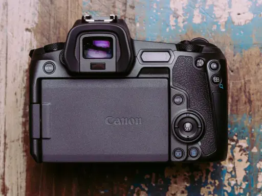 Tył aparatu Canon EOS R5 z widocznym ekranem LCD i przyciskami sterującymi.