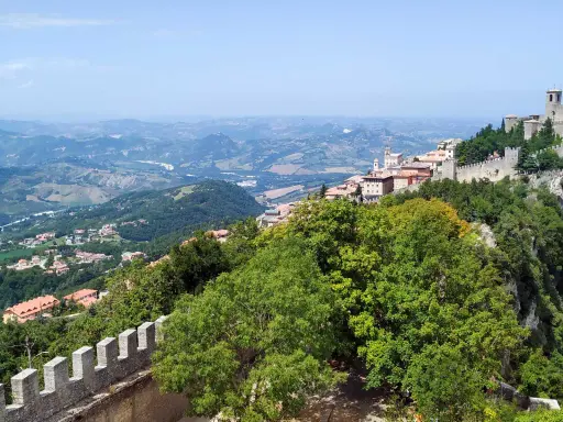 Panoramica mozzafiato di San Marino e delle colline circostanti. Un luogo perfetto per scoprire cosa vedere vicino San Marino, tra borghi e castelli.