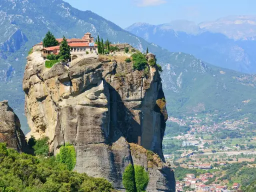Kloster på en klipptopp i Meteora, Grekland. En hisnande vy över det unika landskapet.