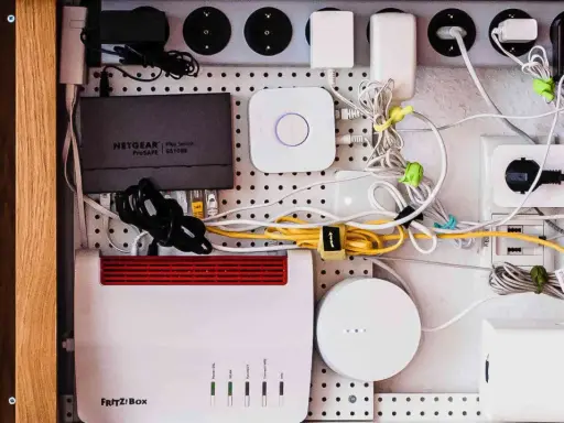 Vernetztes **smartes Zuhause**: Fritz!Box, Netgear Switch und diverse Hubs für ein intelligentes Heim.