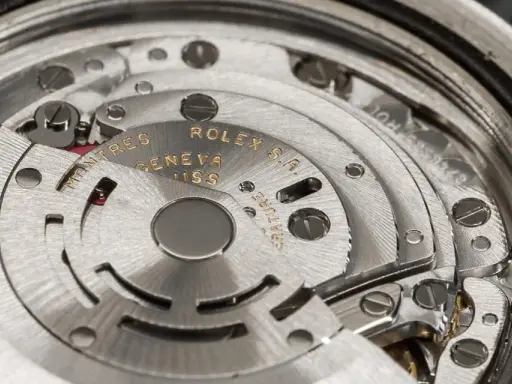 Dettaglio del movimento di un Rolex, con incisioni "Montres Rolex Geneva Swiss" e "Rattrapante".
