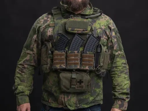 Gotowy do akcji: plate carrier setup z magazynkami, apteczką i dodatkowym wyposażeniem.