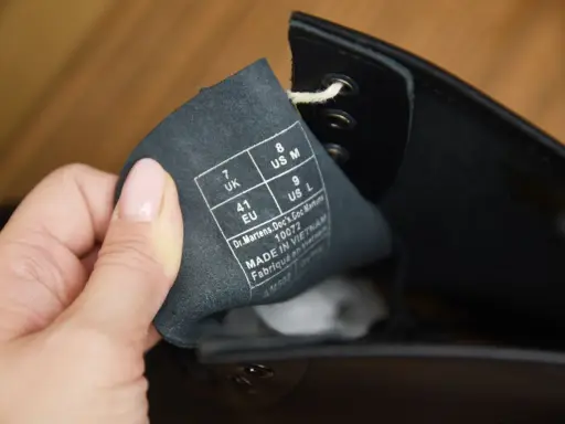 Metka z rozmiarem i informacją "Made in Vietnam" na wewnętrznej stronie buta to klucz do tego, jak rozpoznać oryginalne Martensy.