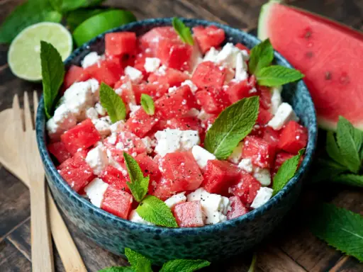 Erfrischender Melonen Feta Salat mit Minze und Limette, perfekt für heiße Tage.