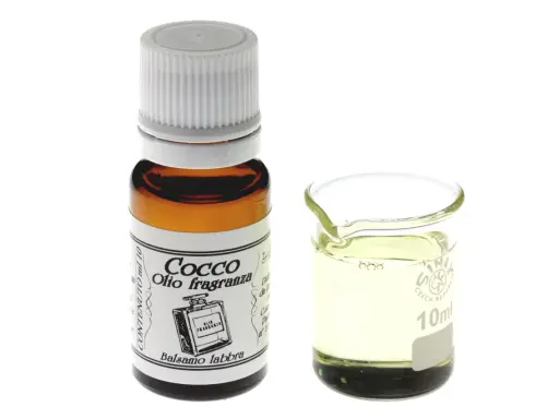 Flacone di olio di cocco fragranza, ideale per balsamo labbra, accanto a un bicchierino graduato con il liquido.