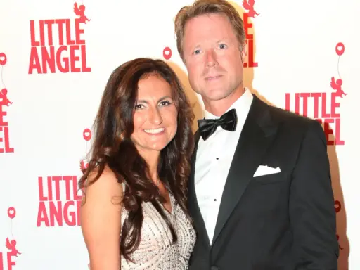 Gunilla von Platen med sin partner framför en vägg med texten "Little Angel".