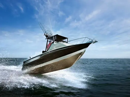 Bateau de pêche rapide sur l'eau, créant des éclaboussures. Le moteur du bateau est puissant, optimisant la consommation.