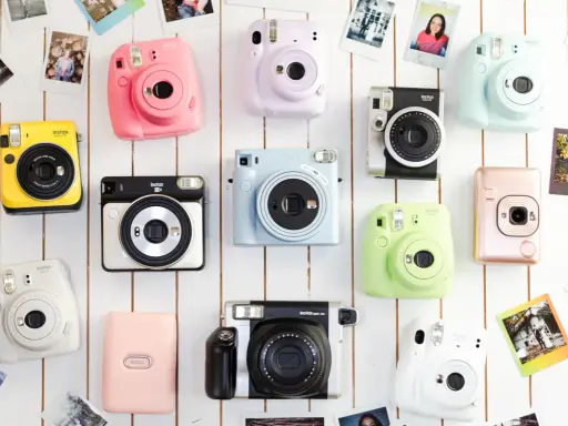 Gdzie zamówić odbitki retro (Instax/Polaroid)? Wybierz idealne!