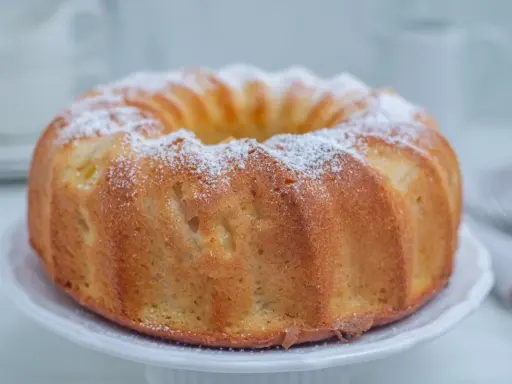 Puszyste ciasto cytrynowe, oprószone cukrem pudrem, czeka na spróbowanie. Idealne na popołudniową herbatę.