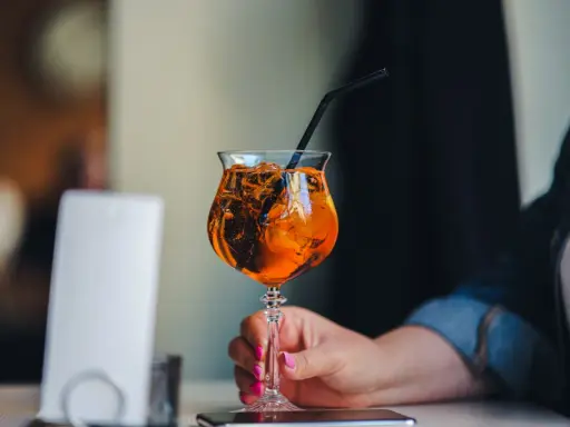 Orzeźwiający drink z lodem i słomką. Idealny na upalne dni, by poczuć smak lata. Jak pić Aperol? Z lodem i plasterkiem pomarańczy!