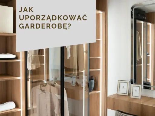 Jak urządzić małą garderobę? Drewniane półki, oświetlenie LED i lustro tworzą funkcjonalną przestrzeń.