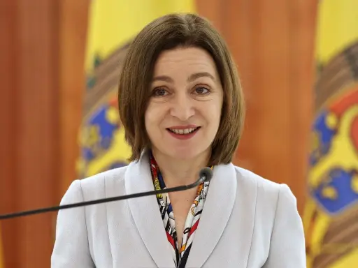 Uśmiechnięta polityk przemawia do mikrofonu. To inspirujący przykład projektu kampanii wyborczej.