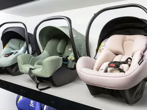 Trzy foteliki samochodowe w różnych kolorach: miętowym, zielonym i różowym. Idealne do testów ADAC.