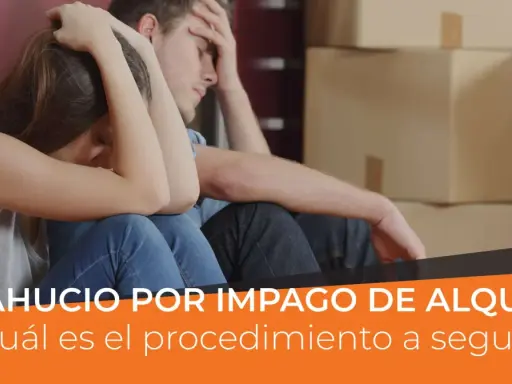 Pareja angustiada sentada entre cajas, enfrentando la enervación por desahucio fuera de plazo.