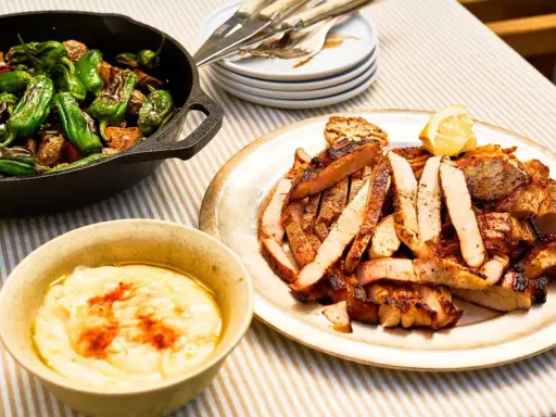 Grillad flintastek med rostade gröna paprikor och en krämig dipp. Perfekt för en somrig middag.
