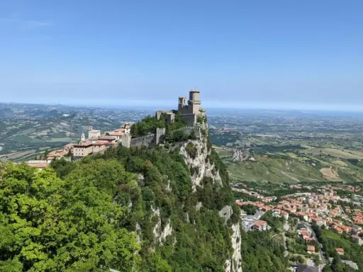 Widok na San Marino z zamkiem na skale. Idealne miejsce, by sprawdzić, jak dojechać z Rimini do San Marino.
