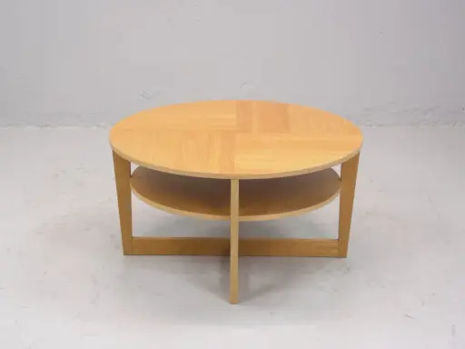 Rundt, ljust träbord med två hyllplan, en klassisk IKEA VEJMON EK. Perfekt för vardagsrummet.