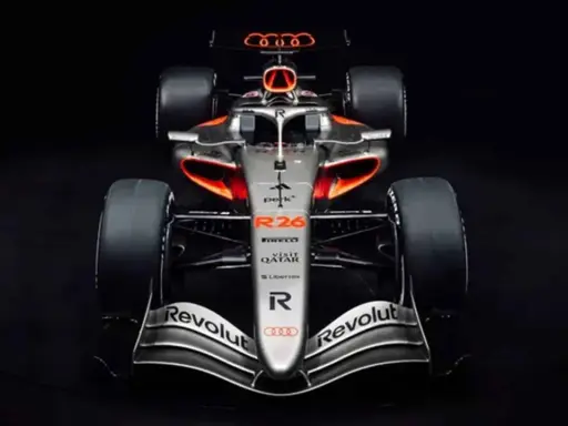 El coche de audi f1, plateado con detalles naranjas y negros, listo para la competición.
