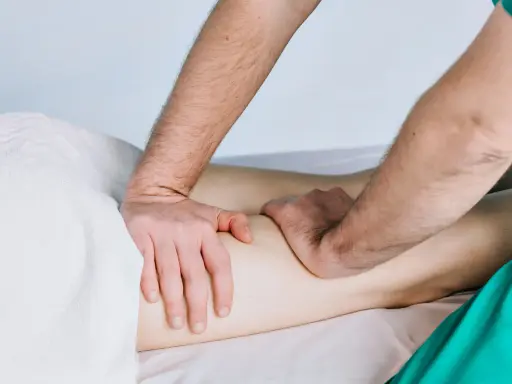 Drenaż limfatyczny nóg: Jak wykonać go w domu? Poradnik