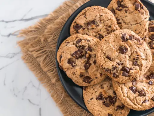 Assiette de cookies aux pépites de chocolat, parfaits après une cuisson réussie en chaleur tournante.