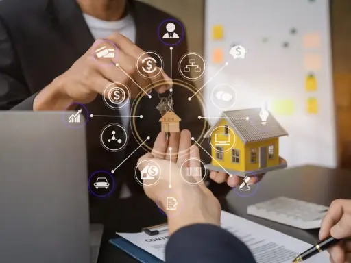 Remise de clés d'une maison miniature, symbolisant la gestion immobilière et les défis du paiement irrégulier et tardif des loyers.