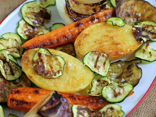 Deliciosa parrillada de verduras: calabacín, zanahoria, patata y berenjena a la brasa, con un toque de sal.