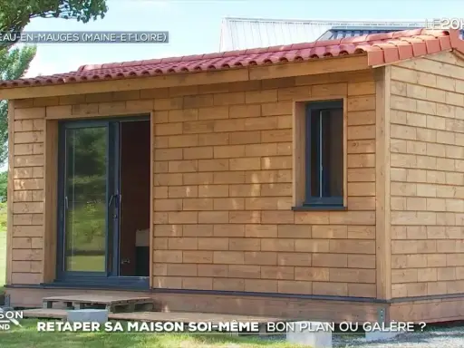 Petite maison en bois avec une porte coulissante vitrée et une fenêtre. Un projet pour retaper sa maison soi-même.