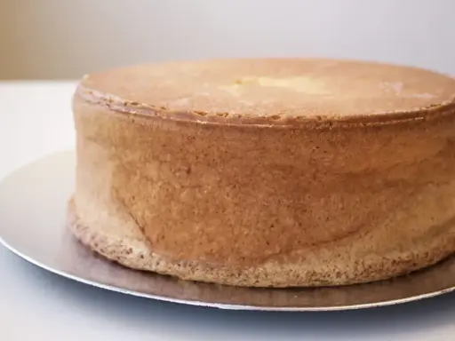 En gyllene sockerkaksbotten, redo för en läcker fyllning tårta.