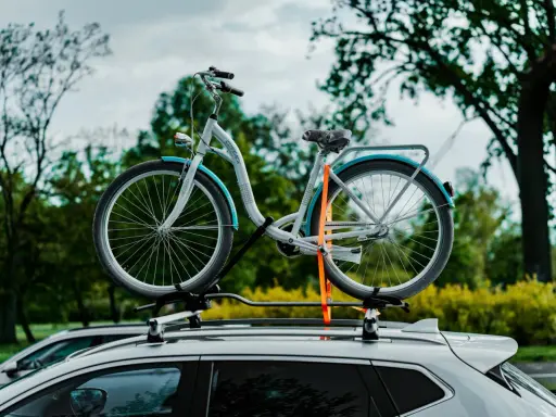 Gotowy na wycieczkę mtb do lasu? Rower na dachu samochodu czeka na przygodę.