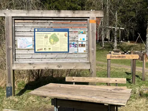 Vid torpet Freden finns en informationstavla om naturreservatet Bokedalen och en skylt som visar vägen till Bohusleden.