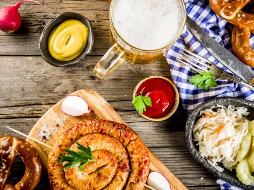 Salchicha en espiral, puré de patatas, chucrut, pretzels y cerveza. ¡Una excelente idea de qué comer en Múnich!