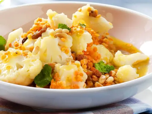 Blumenkohl mit Linsen und Pinienkernen, ein Gericht, das zeigt, wie vielfältig die besten blumenkohl-rezepte sein können.