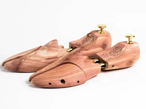 Drewniane prawidła do sneakersów z logo CLUE, wykonane z cedru, zapewniające świeżość i idealny kształt obuwia.