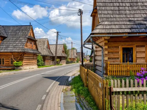 Drewniane domy i tradycyjna architektura tworzą urokliwy krajobraz. Wiele atrakcji czeka na odkrycie w Chochołowie.