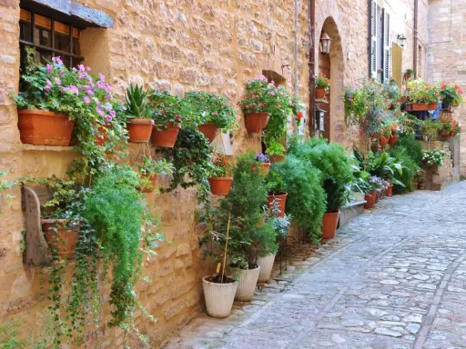 Un vicolo fiorito in Umbria, perfetto per scoprire cosa vedere in Umbria in 4 giorni.