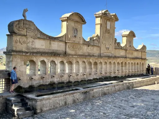 Fontana monumentale con archi e getti d'acqua, un luogo da scoprire ad Agira.