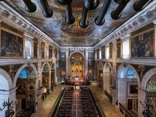 Prachtvoller Innenraum einer der beeindruckenden Lissabon Kirchen, mit bemalter Decke, Gemälden und goldenem Altar.